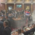 Agencije AP i Rojters o haosu u srpskom paralmentu: „Srbija u dubokoj političkoj krizi“