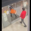 VIDEO Incident na Ekonomskom fakultetu: Muškarac upao u zgradu, nasrtao na redare i bacao stvari