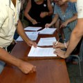 Veliki broj građana na skupu ispred Pravnog fakulteta, studenti potpisivali punomoćje sa advokatima koji su poručili: Staćemo…
