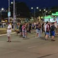 (VIDEO) Interventna policija potisnula blokadu Autokomande: Građani prethodno blokirali kružni tok