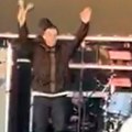 Čuveni pevač prekinuo koncert kako bi pozdravio legendarnog trenera, uvrede pljuštale na sve strane