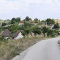 Stara majka bolesnog sina svakog dana nosi do glavnog puta – reagovao predsednik opštine