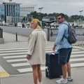 Zlatna marama, šorts i mantil: Uhvatili smo Milenu Vučić sa mužem na aerodromu, evo kako izgleda pevačica mesec dana nakon…