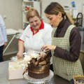 O Vesninim tortama priča cela Ruma, a danas joj u poslu pomagala ministarka: Pred 25 godina počela da mesi iz hobija, sad je…