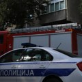 Policajci iz zgrade u plamenu spasili dete: Uleteli su u zadimljenu zgradu, pa su pronašli dečaka (10)