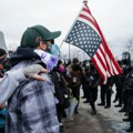 Policija SAD upotrebila suzavac i šok-bombe protiv demonstranata u Mineapolisu