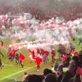 Umesto proslave titule: Okršaj bakljama, ulet navijača i prekid
