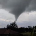 Rim pogodilo jako nevreme: Tornado obarao drveće i tezge na pijaci