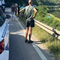 Auto sleteo u jezero Međuvršje kod Čačka: Vozač uspeo da se izbavi FOTO/VIDEO