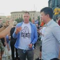 Na društvenim mrežama objavljen snimak hapšenja Petra Đurića osnivača pokreta Ćale ovo je za tebe (VIDEO)