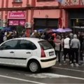 Srednjoškolci u Zaječaru izašli na ulice jer u školama nema grejanja: Bolje da protestujemo na kiši, nego da se smrzavamo…