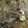 Đaci u Kraljevu skupili dve tone otpada: Sa volonterima „Čepom do osmeha“ čistili obalu Ibra (foto)