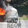 Gori automobil nasred puta u Zemunu: Gust dim se diže u nebo, stvaraju se gužve (video)