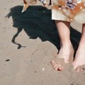 Šetala je plažom, pa iznenada propala: Ženu umalo da proguta živi pesak, spasila je hitra reakcija muža