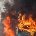 Zapalio se autobus kod Ribara Saobraćaj blokiran, policija odjurila na lice mesta