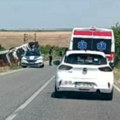 Saobraćajka kod sremske mitrovice: Prevrnuo se kamion, delom završio u kanalu
