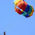Turisti se otkačio padobran prilikom parasejlinga, odleteo prema zgradama: Drama u Budvi, snimak je jeziv