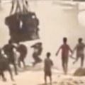 Dečak (14) imao jezivu sudbinu, preminuo na licu mesta! Kutija humanitarne pomoći pala na njega (foto/uznemirujuć video)