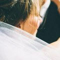 Mislili ste da ste sve videli? Mlada u venčanici i štiklama u Hrvatskoj "sletela" sa balkona ziplajnom