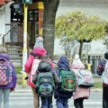 Kada je vreme da deca sama idu u školu bez pratnje roditelja: Jednu stvar prilikom izlaska iz autobusa moraju da znaju, a evo…