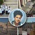 Hiljade vernika u Vatikanu pred staklenim kovčegom: Dečak Karlo postao svetac, rođen 1991, umro od leukemije