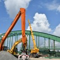 Kako teku radovi na novom mostu na Savi: Istovaruje se 7 barži sa 3.500 tona čelika, izlivaju se betonski stubovi, a evo kada…
