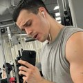 Kakva zver od muškarca! Naš glumac se preznojava u teretani, mišići pucaju: Ženama nije dobro od ovih kadrova