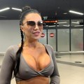 Stanija Dobrojević sletela u Beograd: Starleta gura četiri ogromna kofera, odmah se bacila majki u zagrljaj (video)