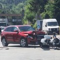 Povređeni policajac u teškom stanju, hitno prevezen za Beograd: Zadobio višestruke prelome u sudaru službenog motora i audija…