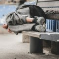 Tuga na severu Srbije: Beskućnik satima umirao na klupi u centru grada, rukom tražio pomoć, ali niko nije stao