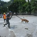 VIDEO Dramatično spasavanje u Nepalu: Vojnici izvlačili ljude iz tunela punog blata, jednog nosili na leđima