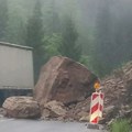 Zbog odrona obustavljen saobraćaj na putevima kod Kopaonika