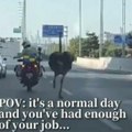 Urnebesno: Policajac na motoru jurio noja! (video)