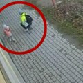 Užasavajući snimak: Pijana majka ispustila dete iz ruku nasred ulice, videla da kamion nailazi, ali nije mogla ni da ustane