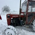 Zimska služba dežura 24 sata: U Lučanima palo 10 centimetara snega, situacija pod kontrolom
