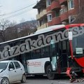Saobraćajna nezgoda u Novom Pazaru: Prednji deo automobila uništen, oštećen i autobus
