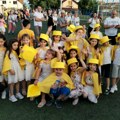 Defile predškolaca: Žuti šeširi, pesma i defile za kraj predškolskog perioda