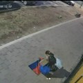 Vandalizam u Novom Sadu: Žena skinula zastavu Srbije, gazila je, pa zapalila VIDEO