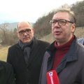 Mališani oduševljeni, svi žele da se slikaju sa predsednikom: Vučić u selu Kostol, obišao vinariju "Gamanović" i…