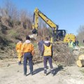 Nadležne službe na Puckarošu uklanjaju stabla koja su blokirala put: Neizvesno kada će biti gotovo