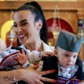 Snežana iz Beograda ponosi se da svoje sinove obuče u narodnu nošnju: Slike sa krštenja dece kriju ovu poruku
