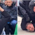 Nemačka policija uhapsila irsku demonstrantkinju nakon čudnog performansa i prepirke (VIDEO)