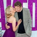 Cmakali se i nisu skidali ruke jedno s drugog: Hemija između Lijama Nisona i Pamele Anderson na crvenom tepihu podgrejala…