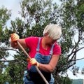 Napustila grad i preselila se na ostrvo: Žena pokojnog pevača ima svoj maslinjak i baštu, a o svemu sama brine: "Renoviranje u…