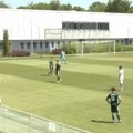 Da li ste nekada videli gol iz auta?! Ne može puno bizarnije od ovoga, fudbaleri u neverici gledali šta se dešava