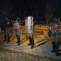 Policajac, uz pretnju hapšenjem, tražio gašenje reflektora na kameri N1 na sinoćnjem protestu (VIDEO)