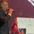 Na ivici suza! Devojčica prišla bini, Bojan iz Lexington benda ostao zatečen zbog njenog iznenađenja (video)