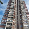 Познато стање девојке која је пала са 2. спрата зграде у Новом Саду: Достављач хтео да помогне, па завршио у болници