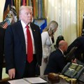 Snimak drame u Ovalnom kbinetu: Šef farmaceutskog giganta se onesvestio na sastanku s Trampom