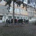Studentima ustupila salu, odbila da kazni nastavnike: Protest zbog smene direktorke OŠ "Braća Vilotijević"